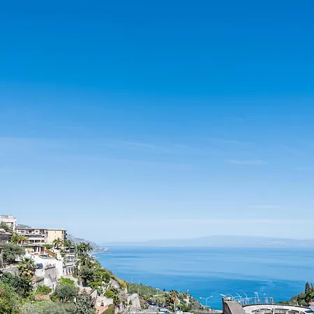 Guesthost - Lovely Sea View - Swimming Pool Daire