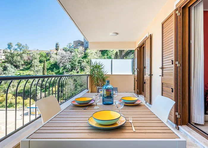 Guesthost - Lovely Sea View - Swimming Pool Daire